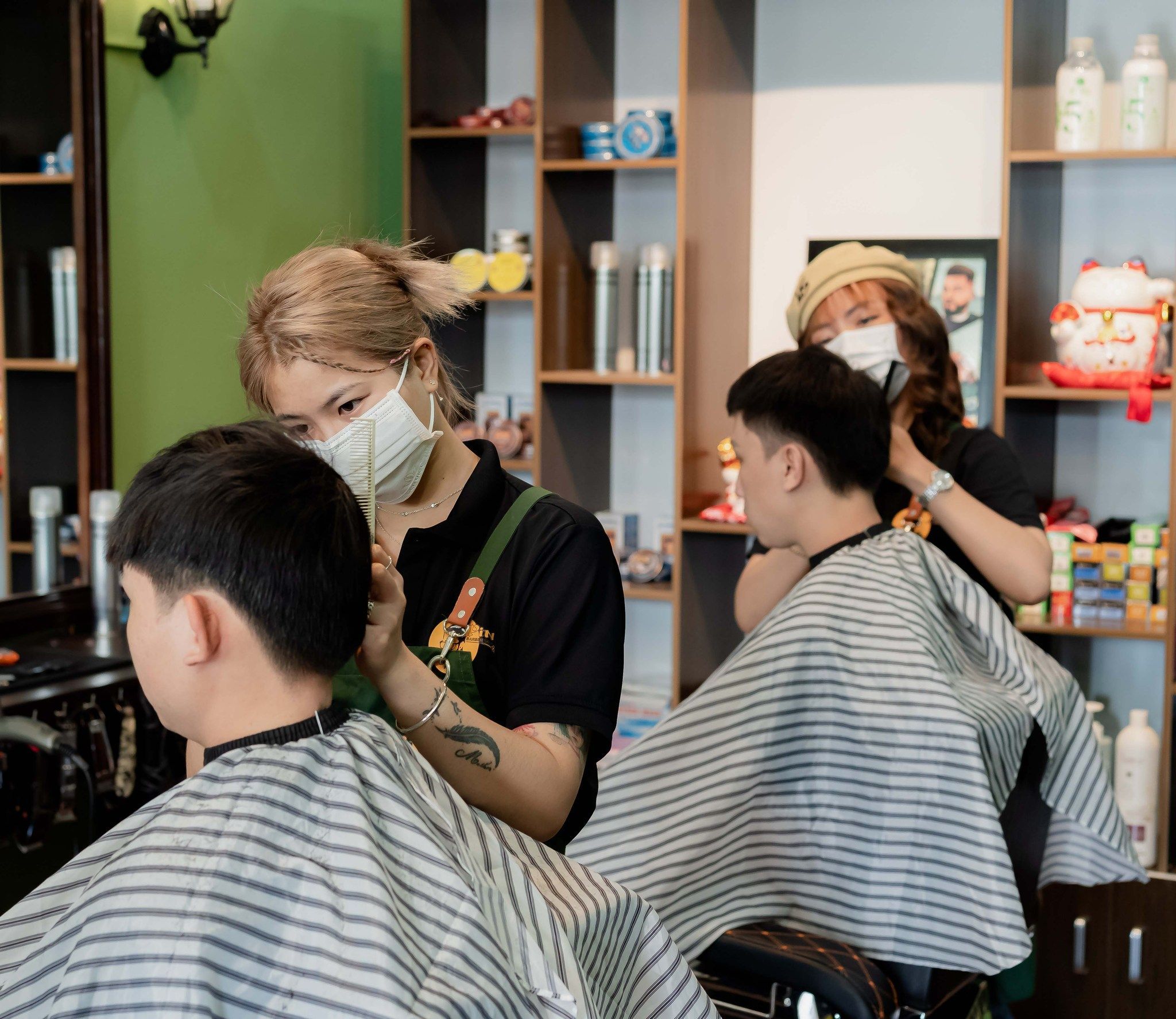 Làm tóc nam Thanh Xuân sẽ giúp bạn trở nên năng động và sáng tạo hơn. Những kiểu tóc độc đáo và phong cách đầy cá tính sẽ giúp bạn nổi bật hơn trong đám đông. Hãy đến địa chỉ của chúng tôi và trải nghiệm cảm giác thú vị này.